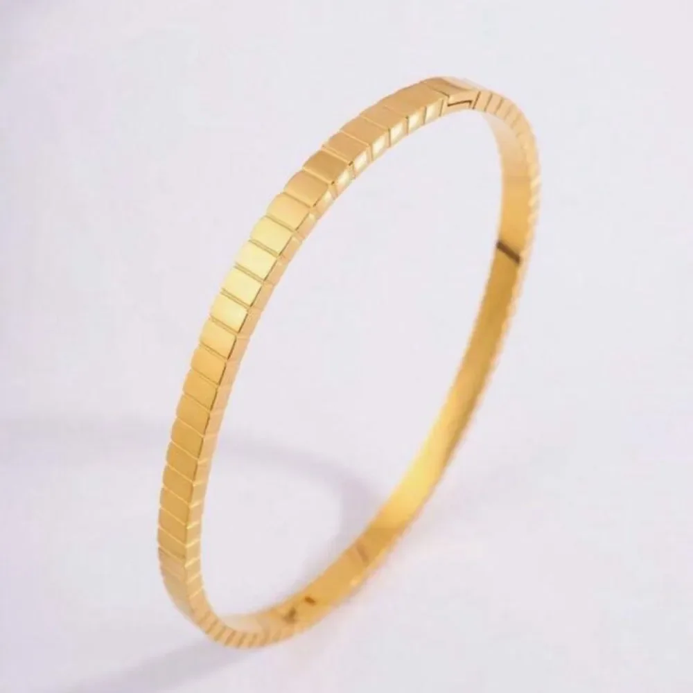 Minimalist textured bracelet M736